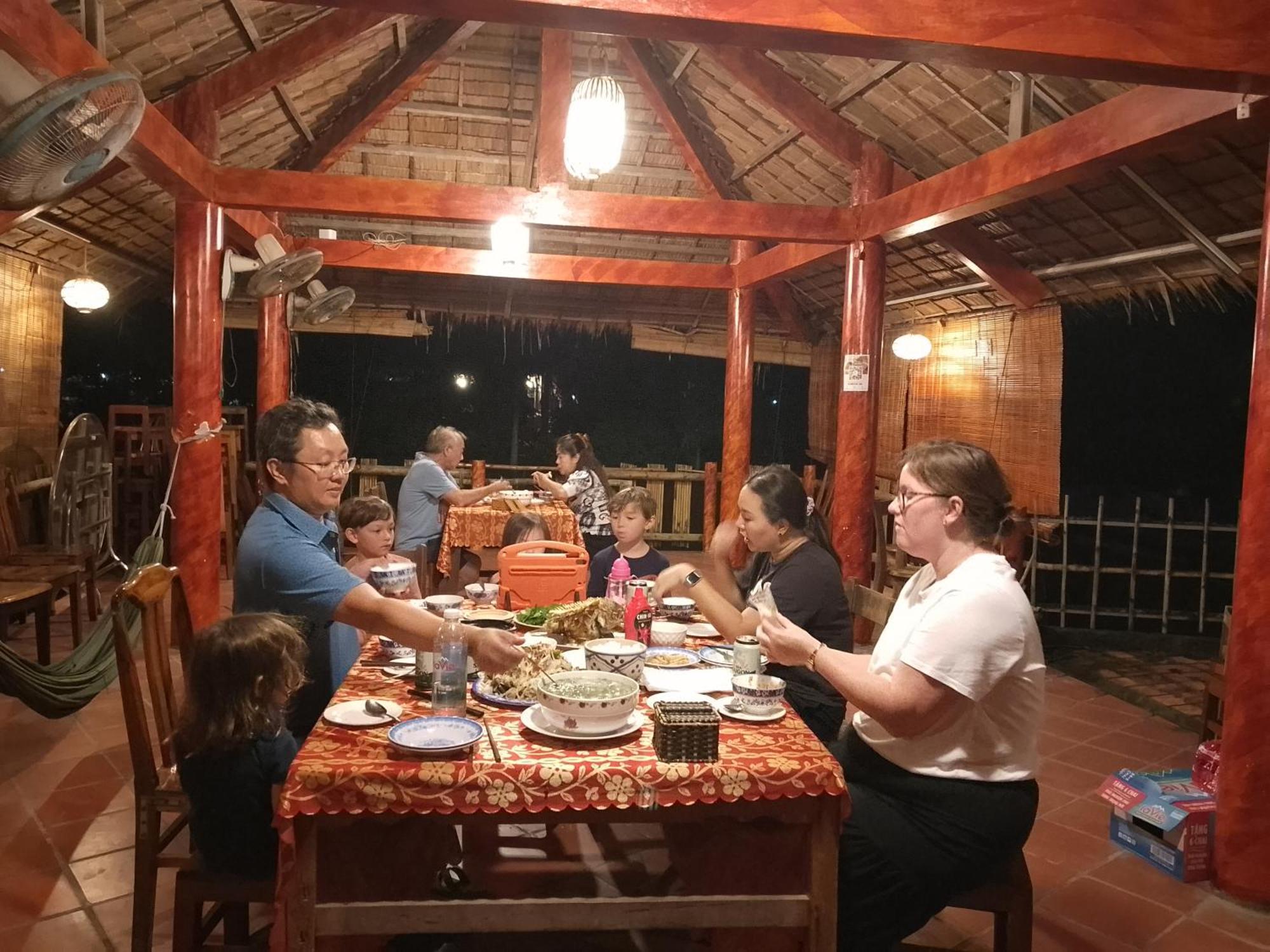 Mekong Riverside Homestay Vinh Long Exterior photo